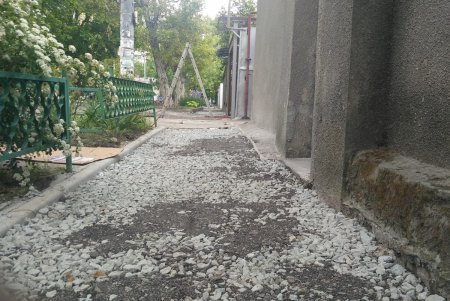 Сразу в трех районах города ремонтируют тротуары (фото)