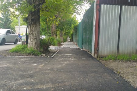 Сразу в трех районах города ремонтируют тротуары (фото)