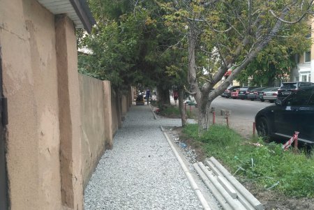 Сразу в трех районах города ремонтируют тротуары (фото)