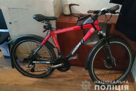 Грабитель пытался украсть велосипед у одесситки: задержать мужчину помогли прохожие (фото)