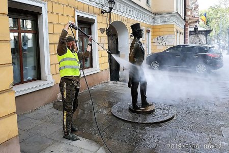 Памятникам Пушкину и Дерибасу устроили весенний душ (фото)