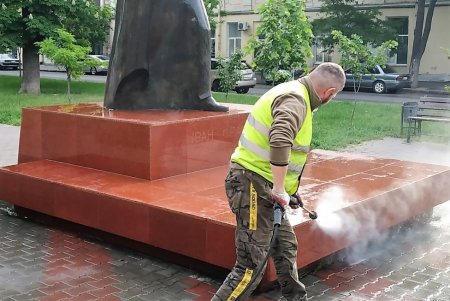 Памятникам Пушкину и Дерибасу устроили весенний душ (фото)