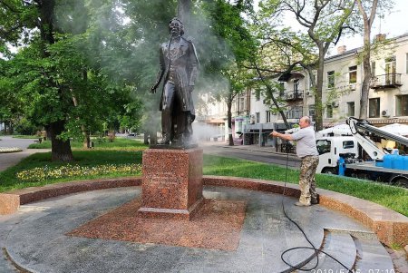 Памятникам Пушкину и Дерибасу устроили весенний душ (фото)