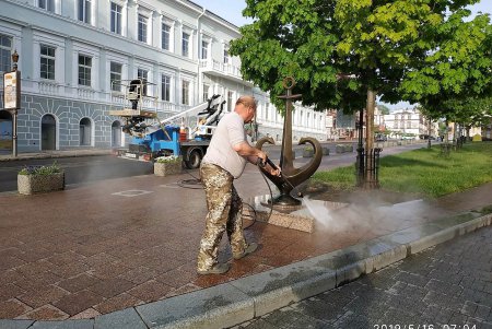 Памятникам Пушкину и Дерибасу устроили весенний душ (фото)