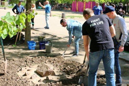 В Одессе высадили цветочную аллею в память об умерших от СПИДа (фото) 