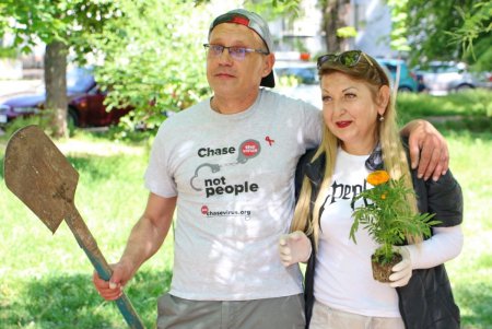 В Одессе высадили цветочную аллею в память об умерших от СПИДа (фото) 