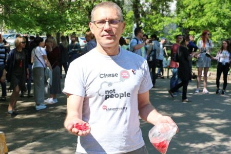В Одессе высадили цветочную аллею в память об умерших от СПИДа (фото) 