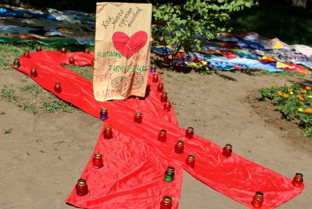 В Одессе высадили цветочную аллею в память об умерших от СПИДа (фото) 