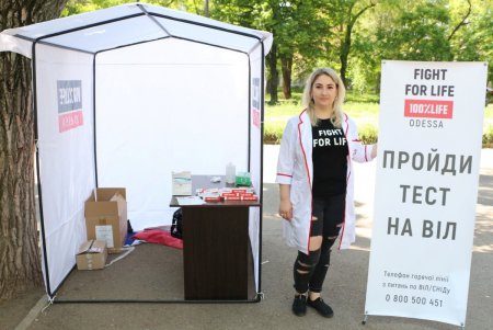 В Одессе высадили цветочную аллею в память об умерших от СПИДа (фото) 