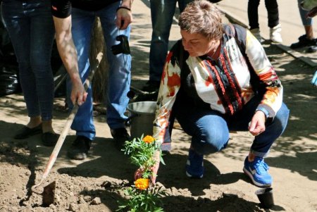 В Одессе высадили цветочную аллею в память об умерших от СПИДа (фото) 