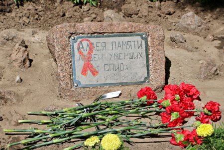 В Одессе высадили цветочную аллею в память об умерших от СПИДа (фото) 