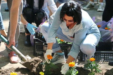 В Одессе высадили цветочную аллею в память об умерших от СПИДа (фото) 
