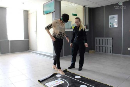 В сервисном центре МВД презентовали «Пьяные очки» (фото)