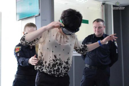 В сервисном центре МВД презентовали «Пьяные очки» (фото)