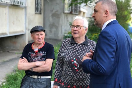 В подъездах домов Суворовского района заменили окна