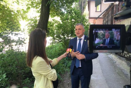 В подъездах домов Суворовского района заменили окна