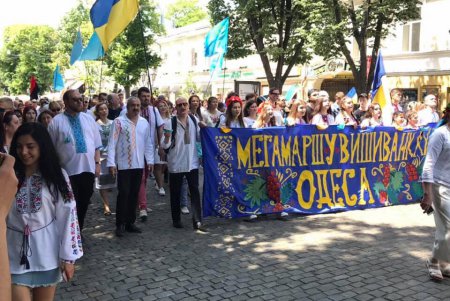 Сотни одесситов приняли участие в «Мегамарше в вышиванках» (фото, видео)