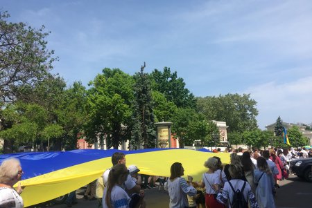 Сотни одесситов приняли участие в «Мегамарше в вышиванках» (фото, видео)