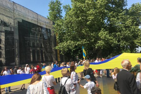Сотни одесситов приняли участие в «Мегамарше в вышиванках» (фото, видео)