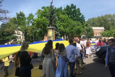 Сотни одесситов приняли участие в «Мегамарше в вышиванках» (фото, видео)