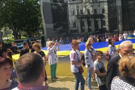 Сотни одесситов приняли участие в «Мегамарше в вышиванках» (фото, видео)