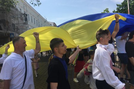Сотни одесситов приняли участие в «Мегамарше в вышиванках» (фото, видео)