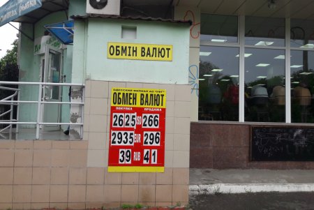За неделю в Одессе демонтировали более полусотни рекламных вывесок (фото)