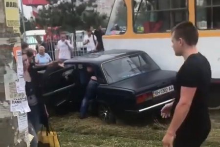 На Люстдорфской дороге трамвай столкнулся с автомобилем: водителя не могут достать из салона (фото)