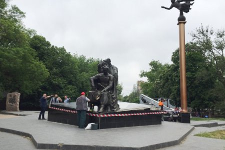 В Старобазарном сквере началась реконструкция памятника Атаману Головатому (фото, видео)