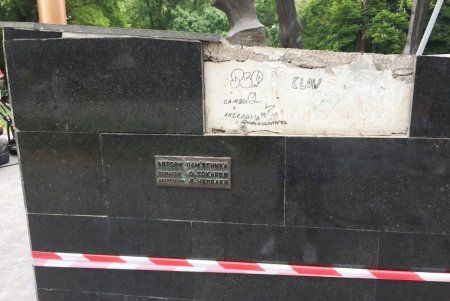 В Старобазарном сквере началась реконструкция памятника Атаману Головатому (фото, видео)