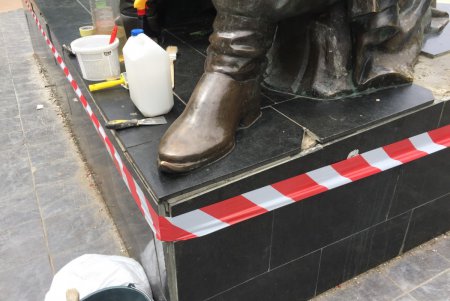 В Старобазарном сквере началась реконструкция памятника Атаману Головатому (фото, видео)