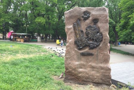 В Старобазарном сквере началась реконструкция памятника Атаману Головатому (фото, видео)