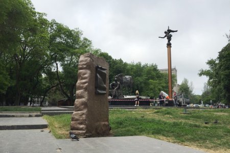 В Старобазарном сквере началась реконструкция памятника Атаману Головатому (фото, видео)