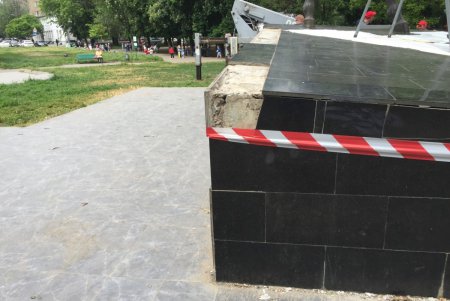 В Старобазарном сквере началась реконструкция памятника Атаману Головатому (фото, видео)