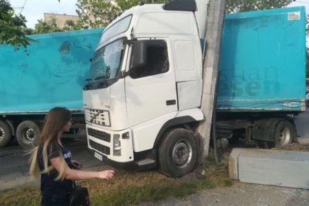 На Грушевского фура влетела в столб  (фото, ДОПОЛНЕНО)