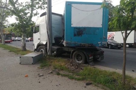 На Грушевского фура влетела в столб  (фото, ДОПОЛНЕНО)