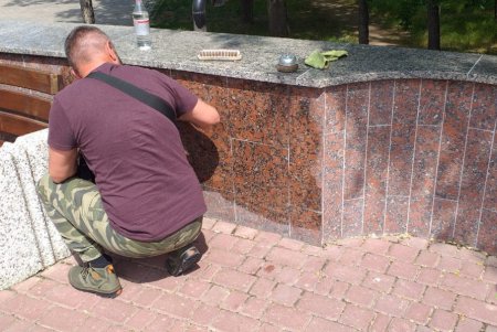Вандалы разрисовали бордюры фонтана в парке Шевченко (фото)