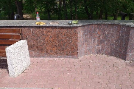 Вандалы разрисовали бордюры фонтана в парке Шевченко (фото)