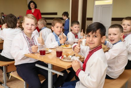 Еще в одной одесской школе вводится система питания по принципу «шведского стола» (фото)