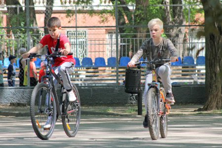 Старобазарный сквер: спустя столетие перемены продолжаются (фоторепортаж) 