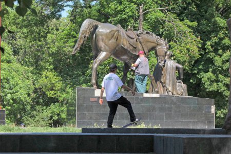 Старобазарный сквер: спустя столетие перемены продолжаются (фоторепортаж) 