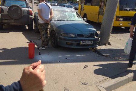 На Николаевской дороге автомобиль сбил пешехода и врезался в столб (фото)