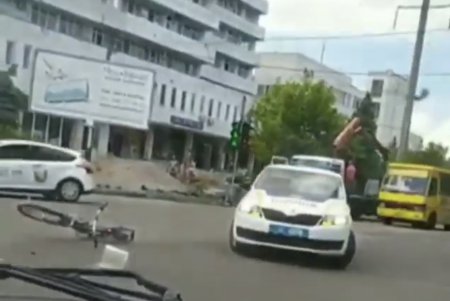 На перекрестке в Малиновском районе BMW сбил велосипедистку (фото)