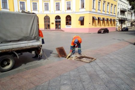 Одесские коммунальщики чистят ливневки с помощью современной техники (фото)