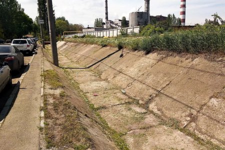 Одесские коммунальщики чистят ливневки с помощью современной техники (фото)
