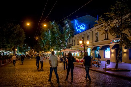 На главной одесской улице появился неоновый мурал (фото)