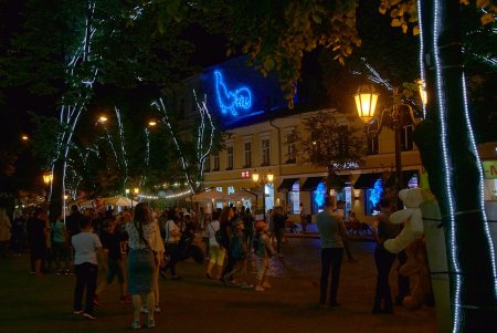На главной одесской улице появился неоновый мурал (фото)