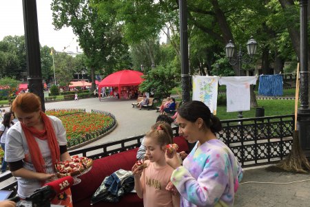 Одесситы пришли в Горсад в тапочках и халатах (фото, видео)