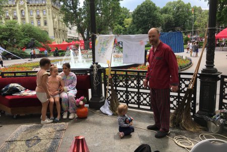 Одесситы пришли в Горсад в тапочках и халатах (фото, видео)