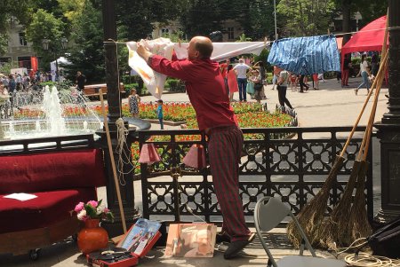 Одесситы пришли в Горсад в тапочках и халатах (фото, видео)